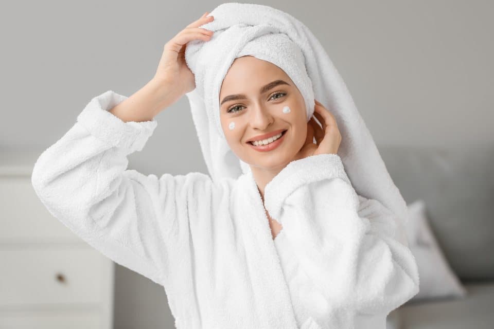 Mujer en bata de spa, relajada