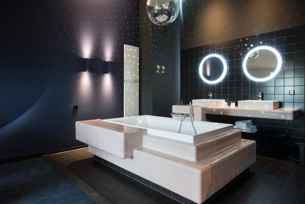 Interior de um spa com iluminação suave, plantas e elementos de madeira.