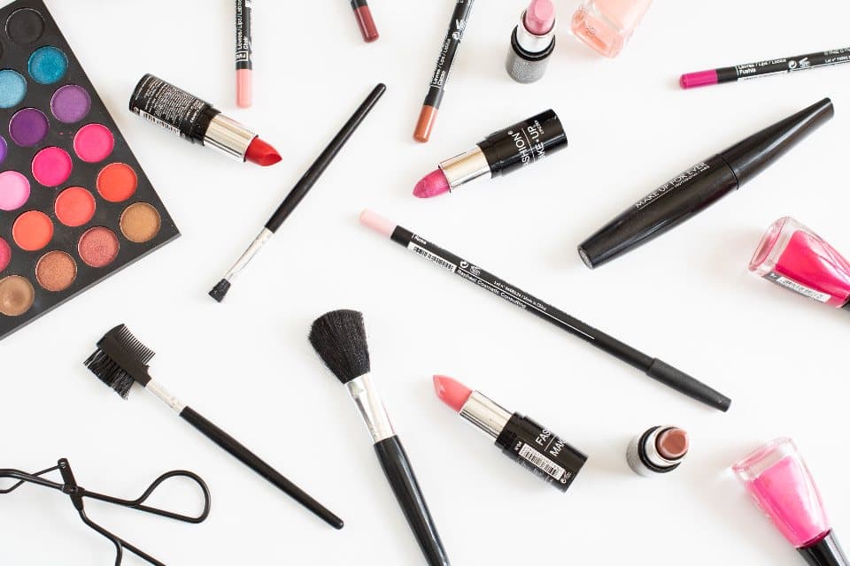 Productos de maquillaje de larga duración sobre una encimera