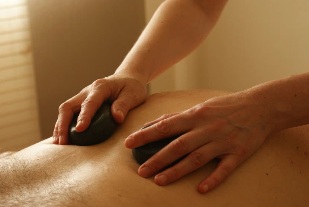 Piedras calientes sobre la espalda de una persona