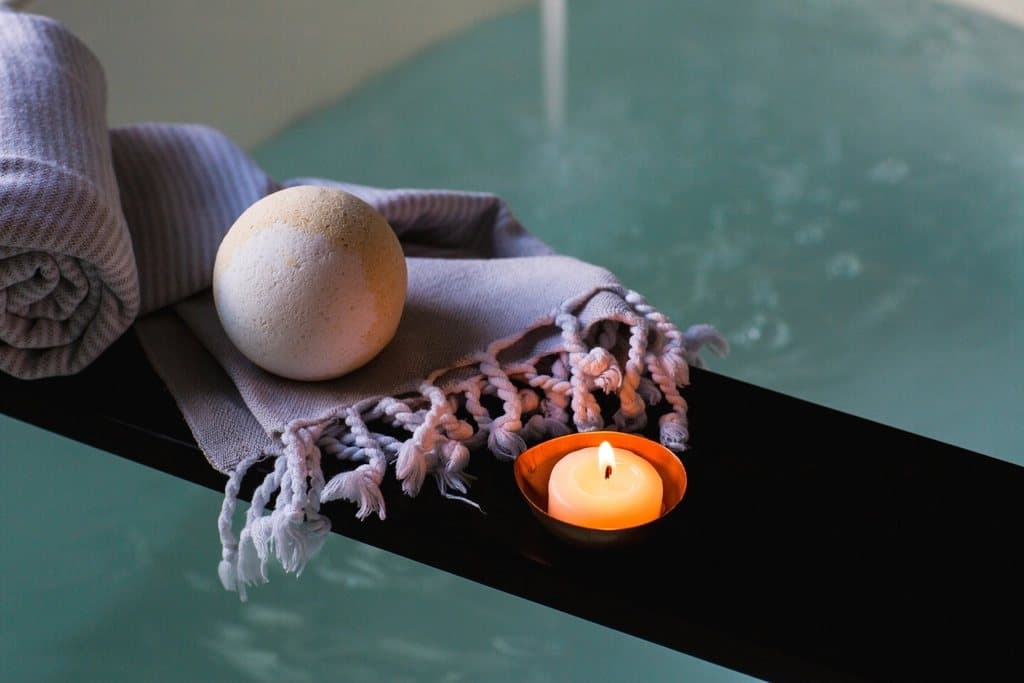 Velas y toallas en un ambiente de spa
