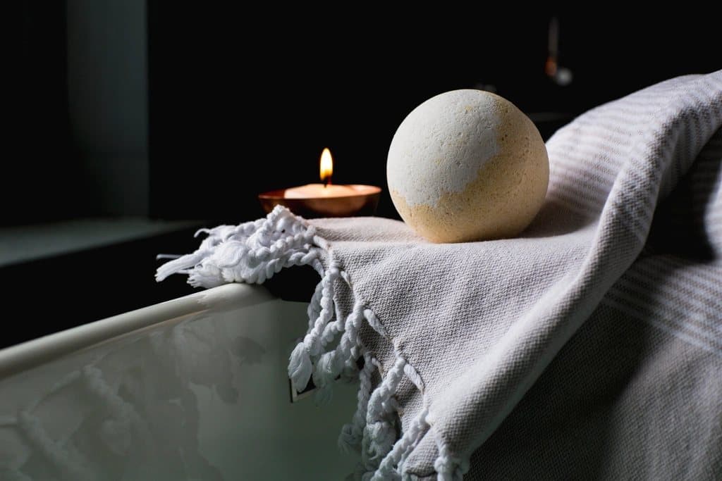 Velas e toalhas em um ambiente de spa